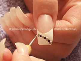 nail art pen de color rojo oscuro y el spot-swirl