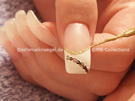 nail art liner en oro, piedra strass en forma de una estrella y esmalte transparente