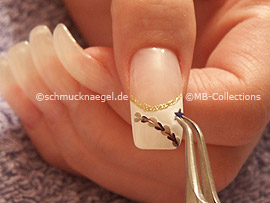 nail art liner en oro, piedra strass en forma de una estrella y esmalte transparente