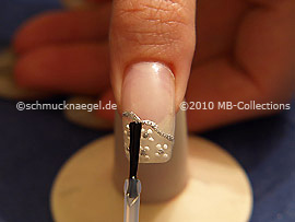 El esmalte transparente protege el motivo