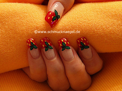 Fresa en motivo de uñas con esmalte