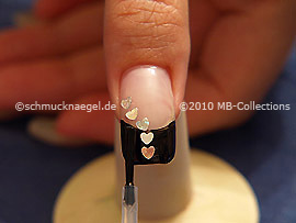 El esmalte transparente protege el motivo