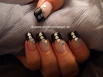 Manicura francesa con corazónes en holograma
