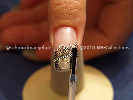 Al fin utilice el esmalte transparente