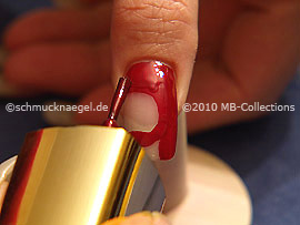 Esmalte en rojo oscuro