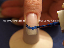 Esmalte en azul oscuro