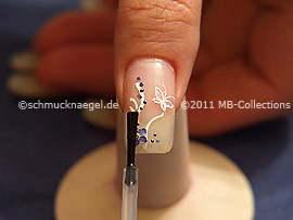 El esmalte transparente protege el motivo