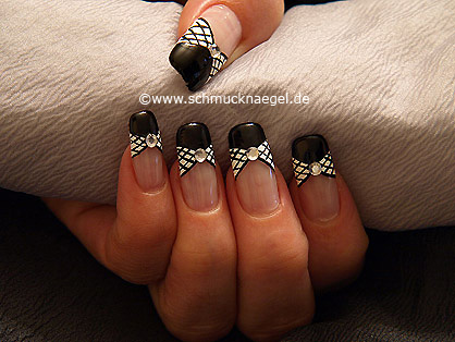 Esmalte y nail art liner para decorar las uñas