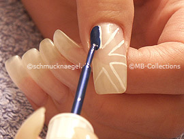nail art pen o esmalte de color azul oscuro