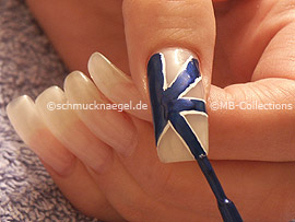 nail art pen o esmalte de color azul oscuro