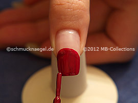 Esmalte de color rojo oscuro