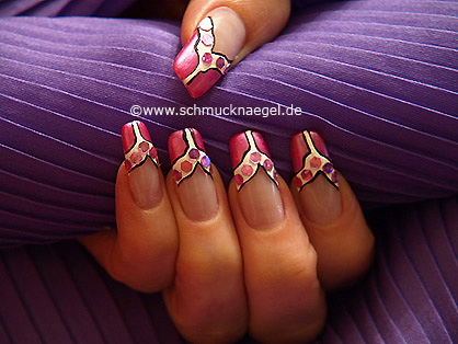 Decoración de uñas con lentejuelas en lila y nail art liner