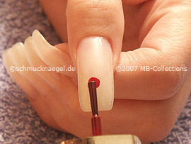 esmalte de color rojo oscuro