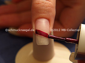 Esmalte de color berenjena