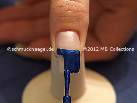 Esmalte de color azul oscuro