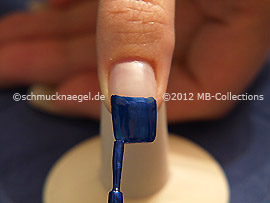 Esmalte de color azul oscuro