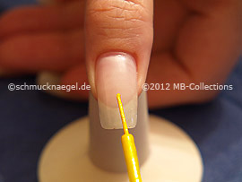 Nail art liner de color amarillo
