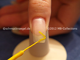 Nail art liner de color amarillo