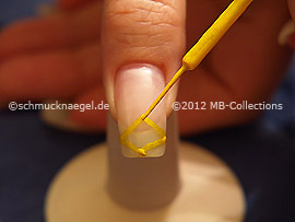 Nail art liner de color amarillo