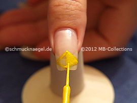 Nail art liner de color amarillo