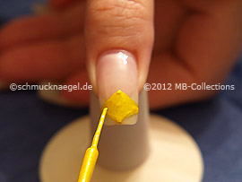 Nail art liner de color amarillo