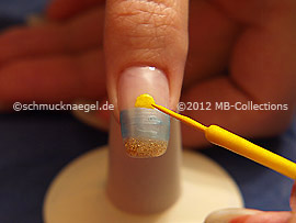 Nail art liner de color amarillo