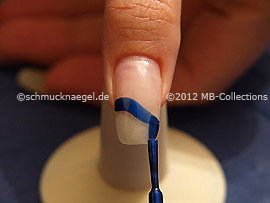 Esmalte en azul oscuro