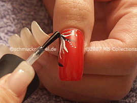 nail art pen en blanco, esmalte transparente y tres piedras strass en cristal