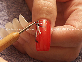 nail art pen en blanco, esmalte transparente y tres piedras strass en cristal