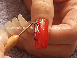 nail art pen en blanco, esmalte transparente y tres piedras strass en cristal