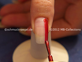 Esmalte en rojo oscuro