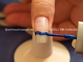 Esmalte de color azul oscuro