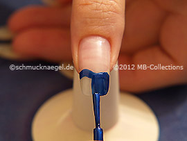 Esmalte de color azul oscuro