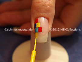 Nail art liner de color amarillo