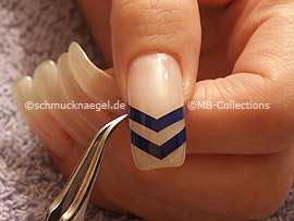 pinzeta y las plantillas para manicura francesa