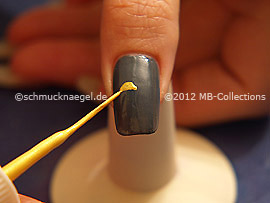 Nail art liner de color amarillo