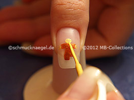 Nail art liner de color amarillo