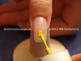 Esmalte de color amarillo