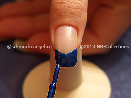 Esmalte de color azul oscuro
