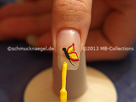 Esmalte de color amarillo