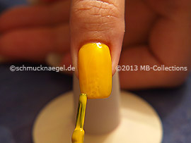 Esmalte en amarillo