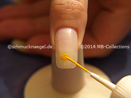 Nail art liner de color amarillo