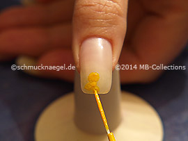 Nail art liner de color amarillo