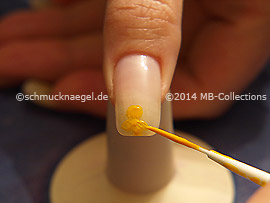 Nail art liner de color amarillo