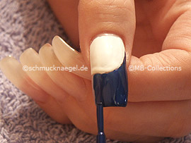 nail art pen o esmalte de color azul oscuro