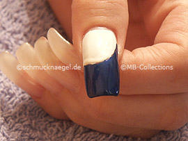nail art pen o esmalte de color azul oscuro