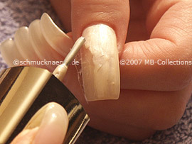esmalte de color beige claro