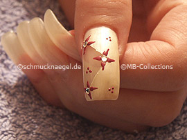 esmalte transparente, spot-swirl y piedras strass en cristal