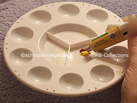 paleta para mezclar colores y pintura acrílica