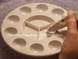 paleta, pinturas acrílicas y una servilleta de papel